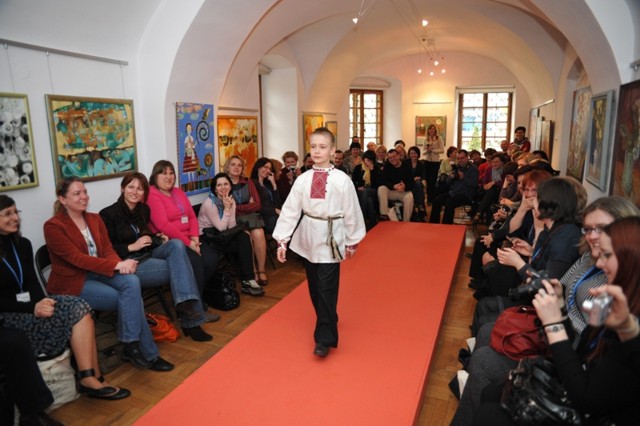 Marysia i mama idą do muzeum