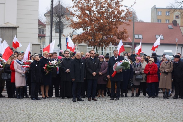 Składanie wiązanek pod pomnikiem św. Jana Pawła II