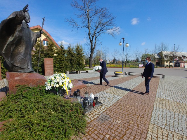 Starosta składa wieniec pod pomnikiem Jana Pawła II