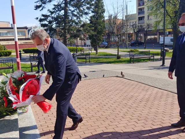 Starosta składa wieniec pod pomnikiem Niepodległości Polski