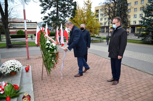 złożenie wieńca pod pomnikiem niepodległości Polski