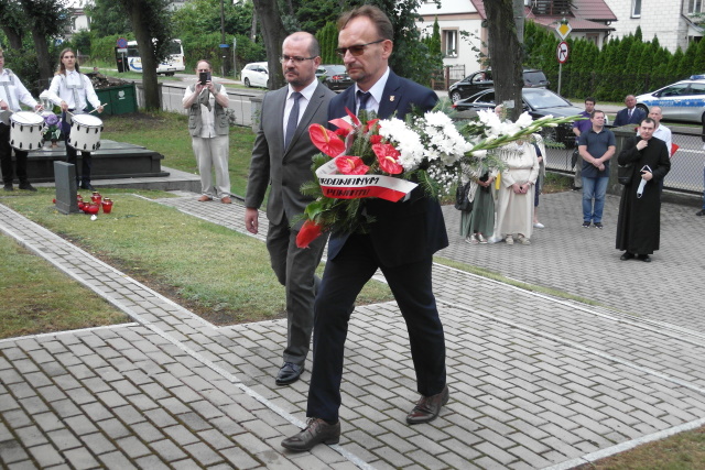 delegacja władz powiatu składa kwiaty pod mauzoleum
