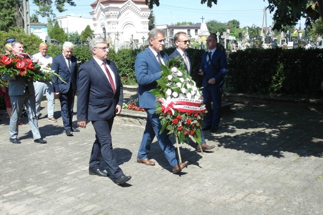 Delegacja władz powiatu bielskiego składa wieniec pod pomnikiem Pamięci Narodowej