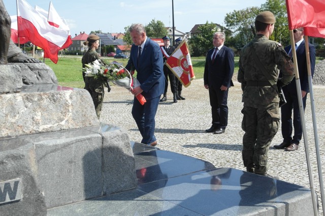 Pod pomnikiem Katyńsko-Smoleńskim wiązankę składa delegacja władz powiatu bielskiego