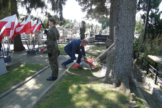 Starosta bielski Sławomir Jerzy Snarski składa wiązankę na mogile żołnierzy IV Uderzeniowego Batalionu Kadrowego AK