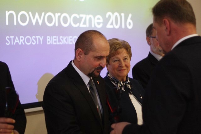 zdjęcie: Starosta wręcza pamiątkowe statuetki zasłużonym dla Powiatu Bielskiego