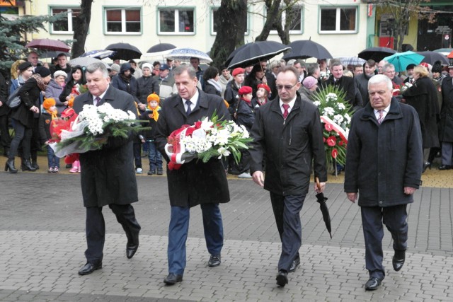 zdjęcie: Wieniec pod pomnikiem składa delegacja władz Powiatu wraz z senatorem