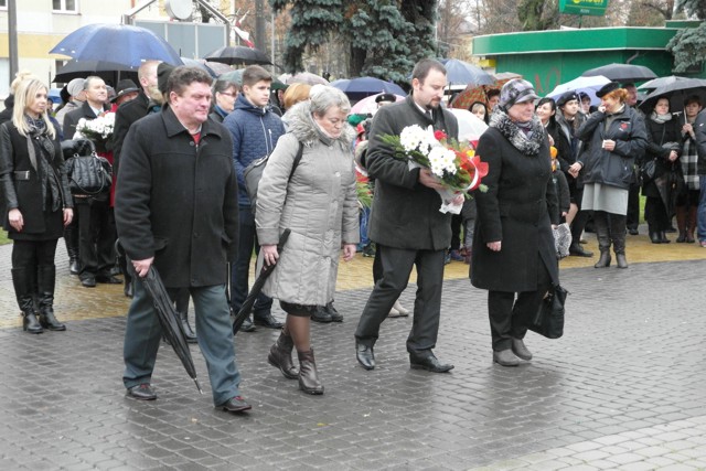 zdjęcie: Wieniec pod pomnikiem składa delegacja władz Powiatu wraz z senatorem