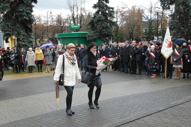 zdjęcie: Wieniec pod pomnikiem składa delegacja władz Powiatu wraz z senatorem