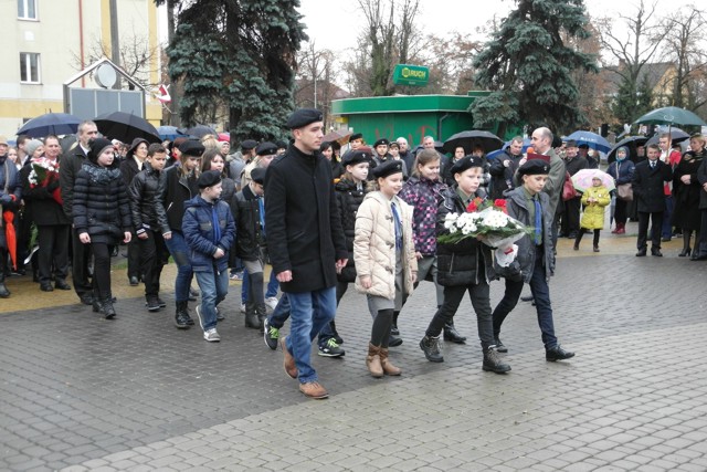 zdjęcie: Wieniec pod pomnikiem składa delegacja władz Powiatu wraz z senatorem