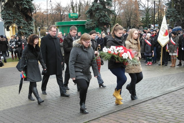 zdjęcie: Wieniec pod pomnikiem składa delegacja władz Powiatu wraz z senatorem