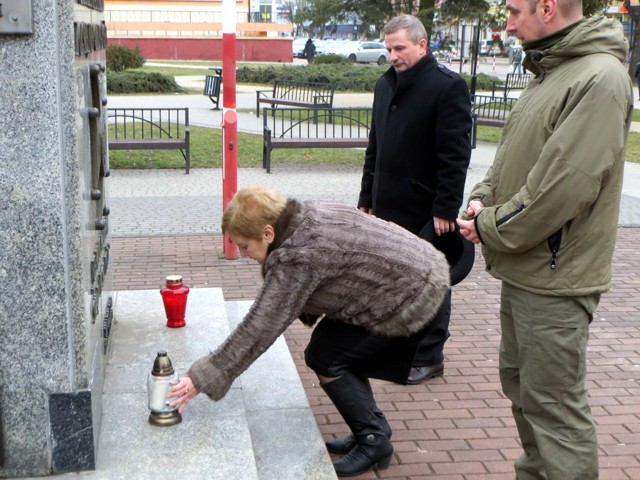 zdjęcie: Znicze zapłonęły również pod pomnikiem Niepodległości Polski