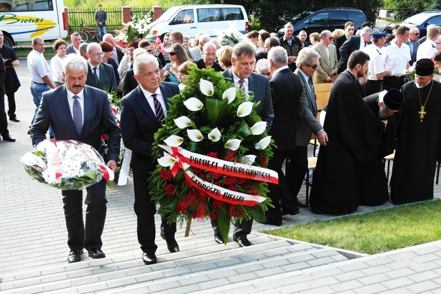 zdjęcie: Delegacja władz Powiatu złożyła wieniec na mogiłach pomordowanych