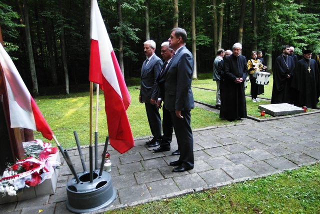 zdjęcie: Wieńce zostały złożone również na miejscu straceń na uroczysku Osuszek w Lesie Pilickim