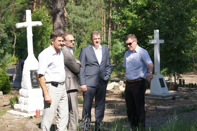 zdjęcie: Na cmentarzu w Ostrówkach