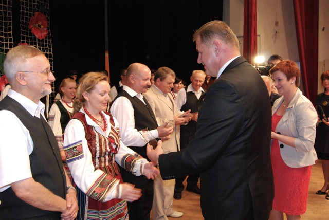 zdjęcie: Artyści z „Podlaskich Kukułek” otrzymują statuetki z rąk starosty bielskiego